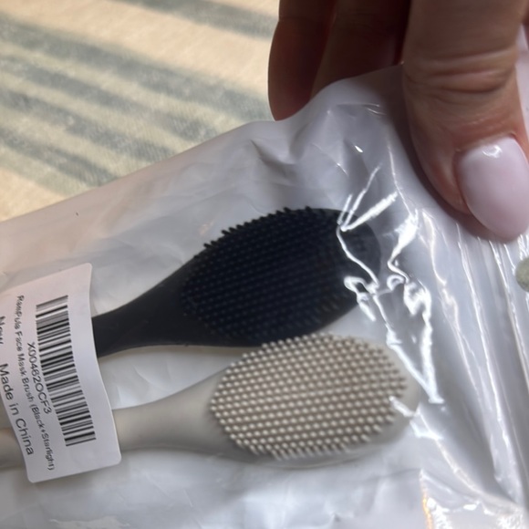 Silicone Facial Cleansing Brush Set - Black and Taupe - Picture 4 of 4